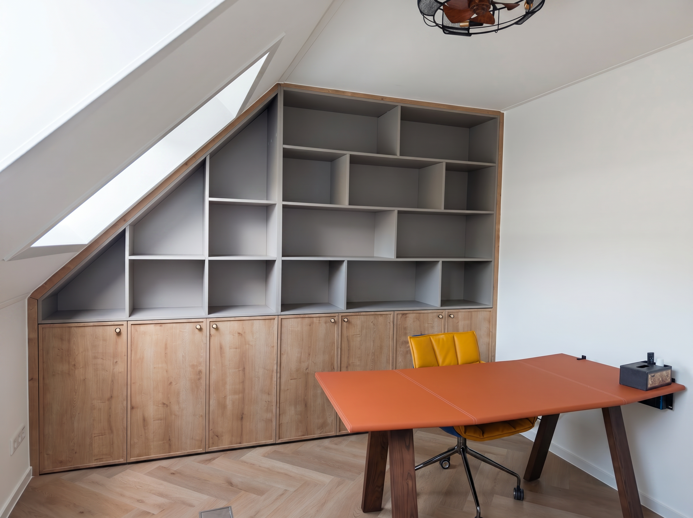 Een boekenkast onder de schuine kap