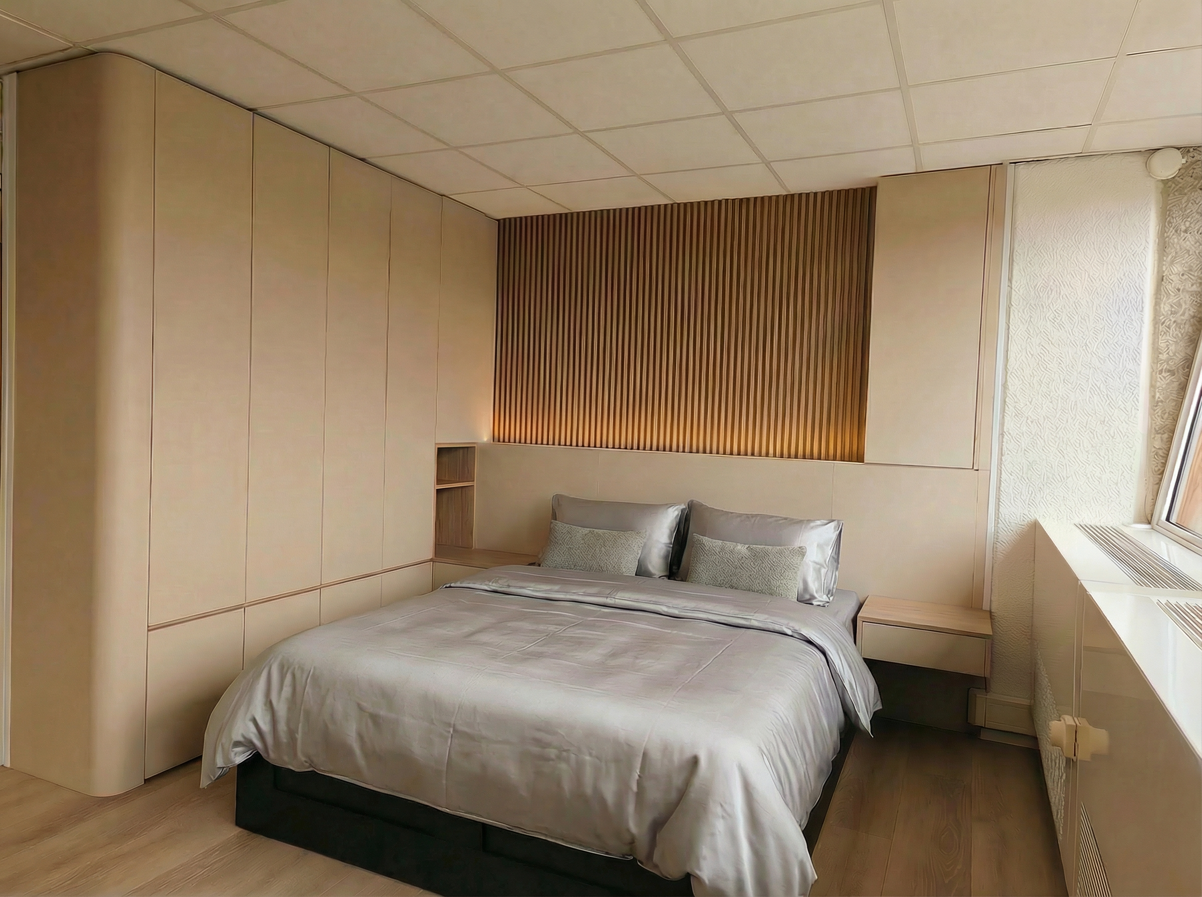 Slaapkamer met doorlopende kasten
