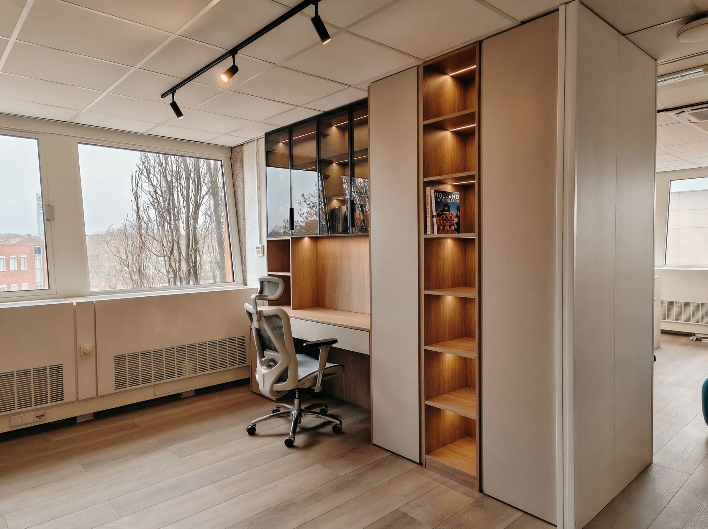 Werkplek met verlichte boekenkast