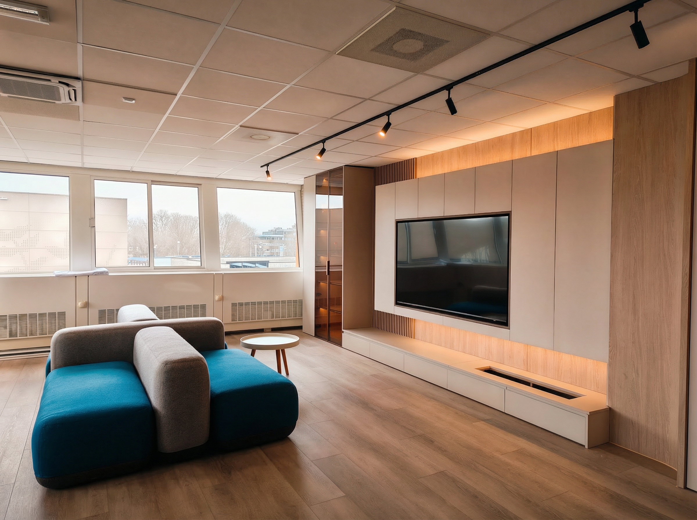 Woonruimte met maatwerk tv-wand