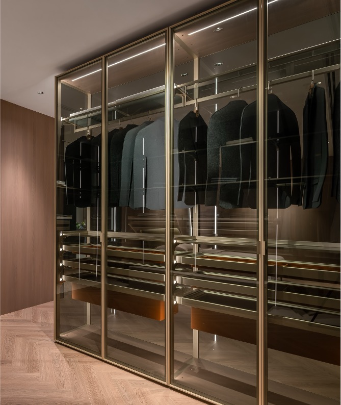 Een garderobe achter glas